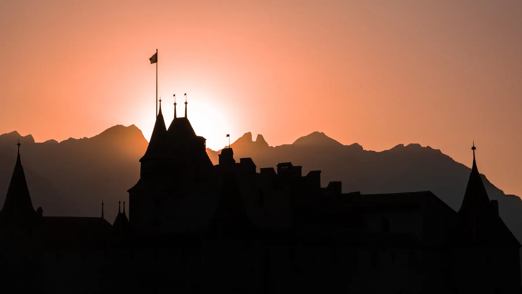 chateau d aigle suisse silhouette au coucher de soleil paysage alpes lumiere dramatique montagne vaud photographie artistique